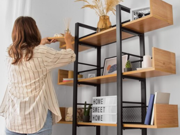 Como otimizar espaços com prateleiras no quarto?