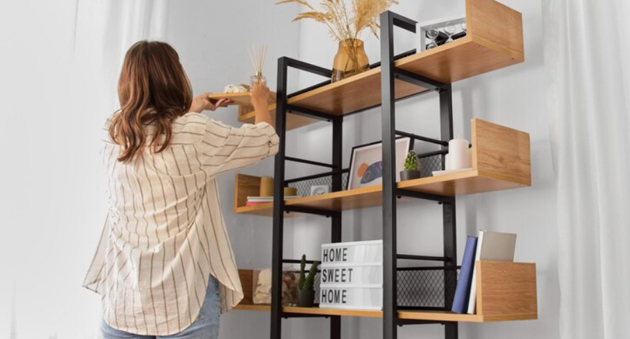 Como otimizar espaços com prateleiras no quarto?